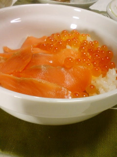 簡単!スモークサーモンといくらの親子丼☆