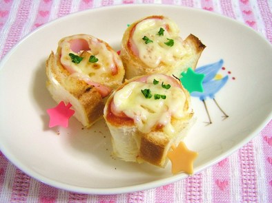 食パンで♥くるくるハムマヨちーずロールの写真