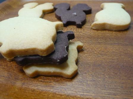 プレーンとココアの型抜きクッキー の画像