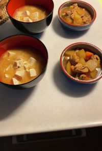 野菜と鶏肉煮込み、玉葱豆腐の味噌汁