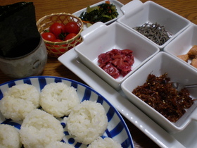 休日のブランチに ミニミニおにぎり