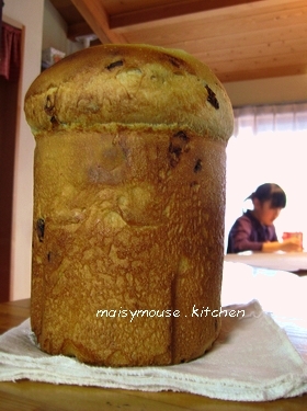 おもちを練りこんだレーズンパン
