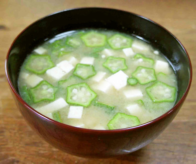 豆腐とオクラのお味噌汁の写真