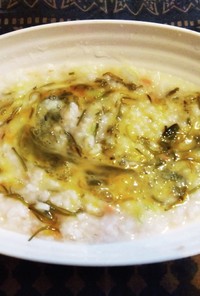 レトルトの鮭粥に生卵とめかぶ
