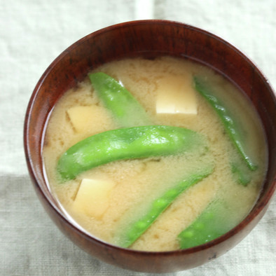 木綿豆腐と絹さやの味噌汁の写真