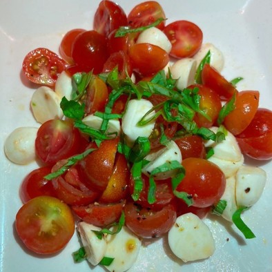 トマトとモッツァレラのサラダカプレーゼ♪の写真