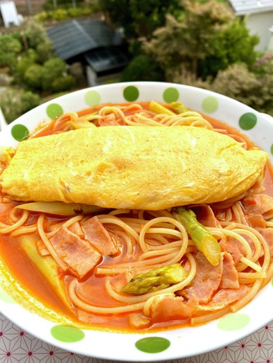 オムレツトマトスープパスタの写真