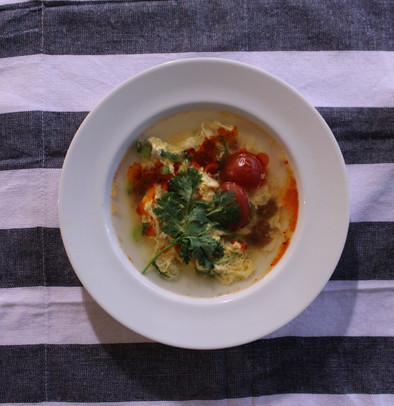 グルテンフリー卵とトマトのスープの写真