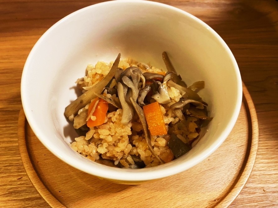 根菜と舞茸の味噌バタ炊き込みご飯の画像