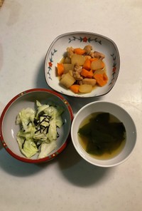 キャベツの和え物わかめスープ肉野菜煮物
