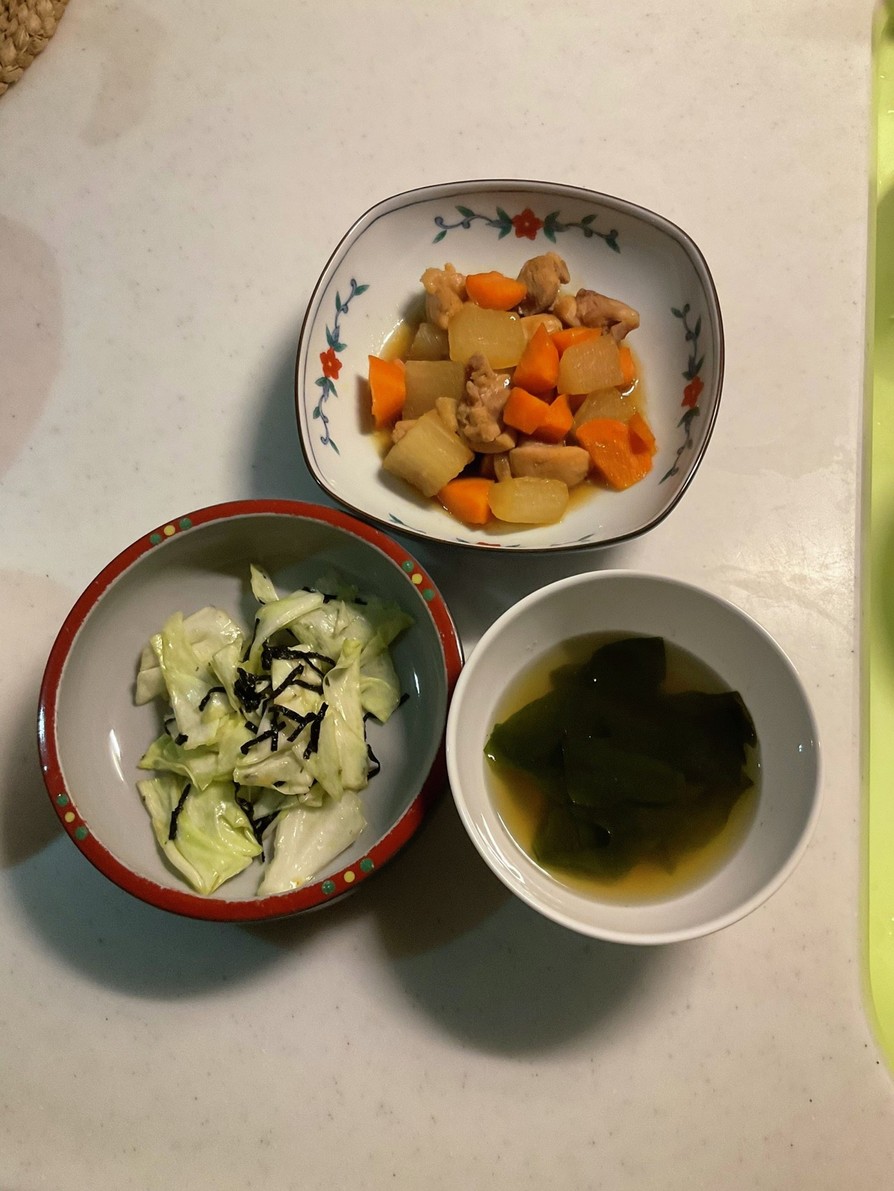 キャベツの和え物わかめスープ肉野菜煮物の画像