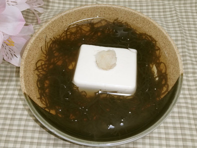 もずくと豆腐のスープの写真