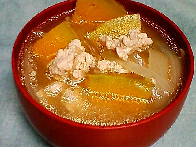 カボチャ・玉ねぎと鶏ひき肉の味噌汁の画像