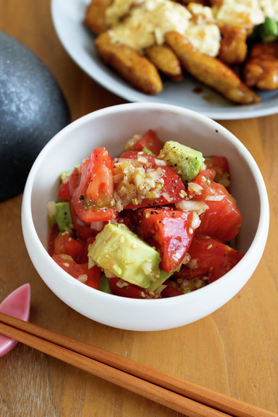 トマトとアボカドの中華風サラダ。の写真