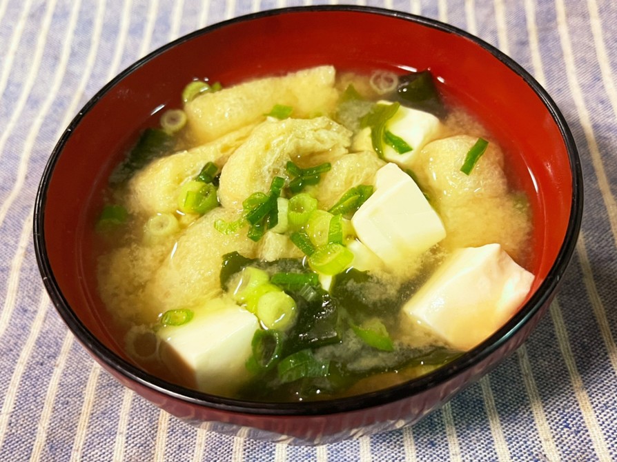 豆腐とわかめと油揚げの味噌汁の画像