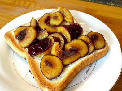 生プルーンのトーストの写真