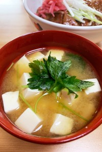 味噌汁　豆腐と三つ葉