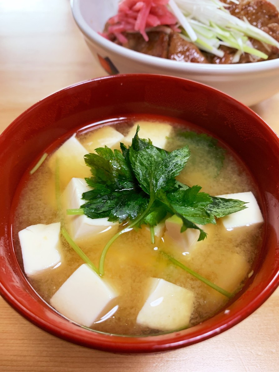 味噌汁　豆腐と三つ葉の画像