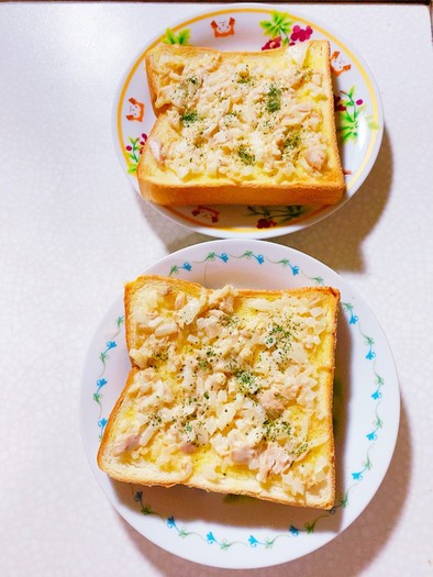 ツナマヨと玉ねぎのトーストの写真