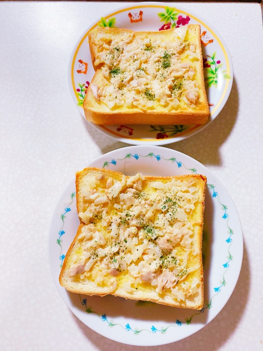 ツナマヨと玉ねぎのトーストの画像