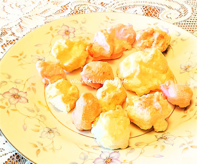 白とピンクのラブリーなメレンゲクッキーの写真