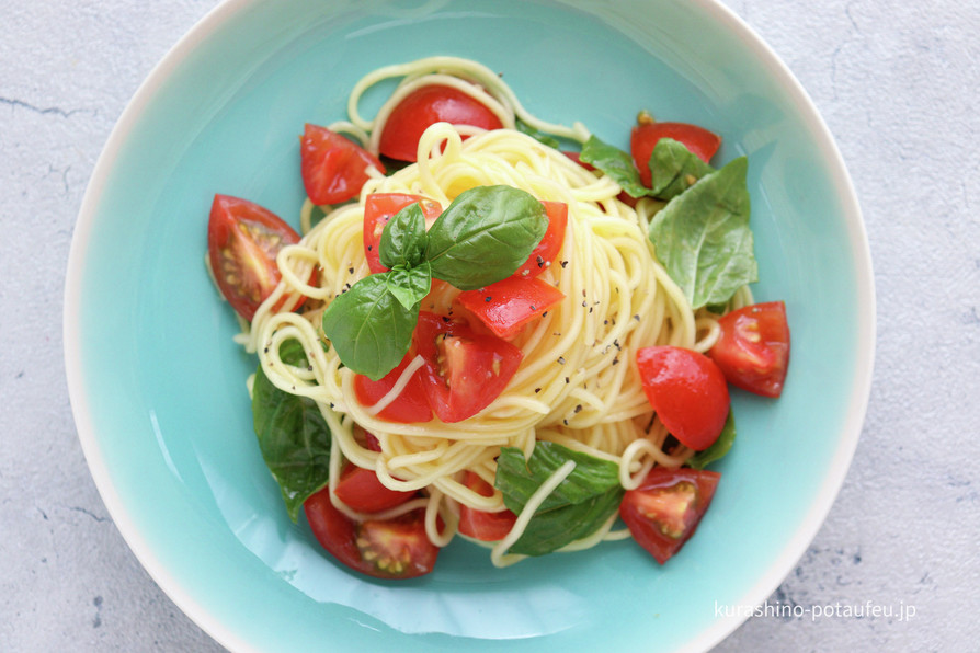 焼き魚のトマト、バジル、クリスピークラム添えのレシピ