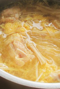鶏もも肉とえのき茸のガーリック卵スープ