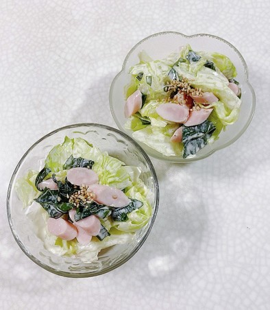 レタスと魚肉ソーセージとわかめのサラダの写真
