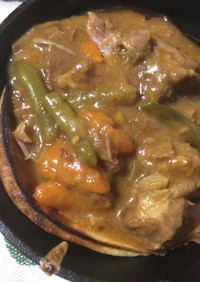 スキレットでパンケーキon豚肉のカレー煮