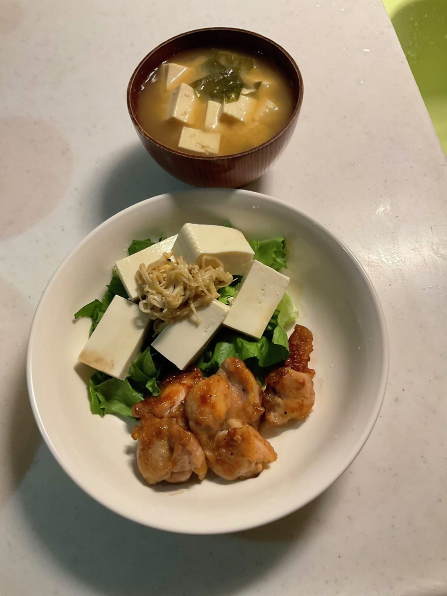 豆腐野菜サラダ、焼き肉、味噌汁の画像