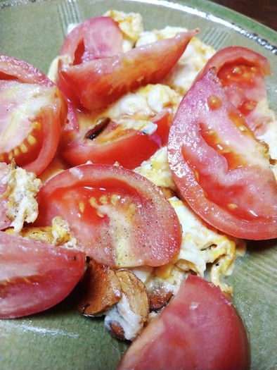 トマトのガーリックチップと卵炒めの写真