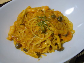 エビときのこのトマトクリームパスタ