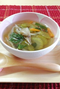 セロリと舞茸の野菜たっぷりコンソメスープ