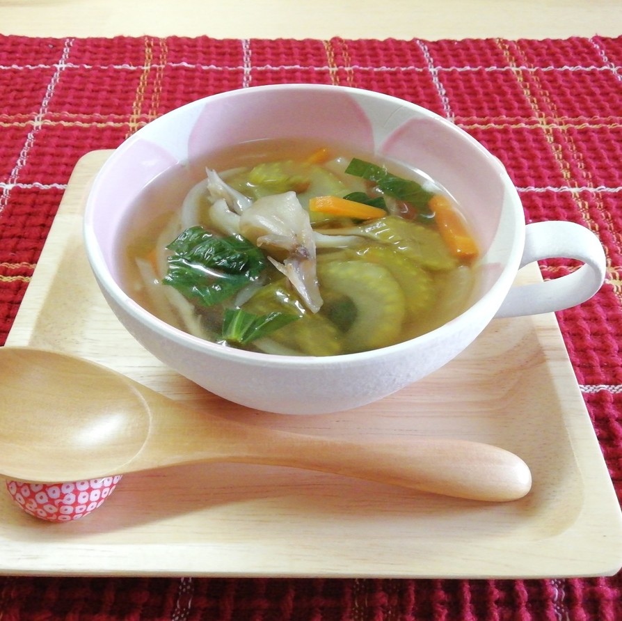 セロリと舞茸の野菜たっぷりコンソメスープの画像