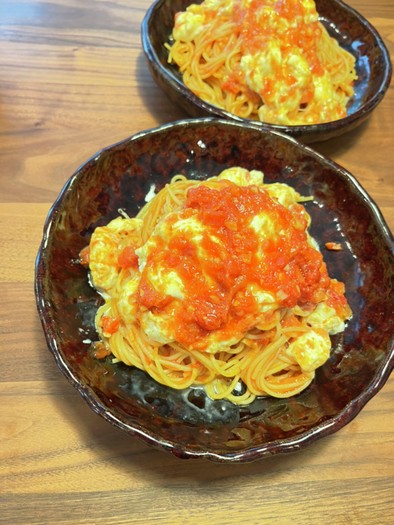 贅沢モッツァレラのトマトソースパスタの写真