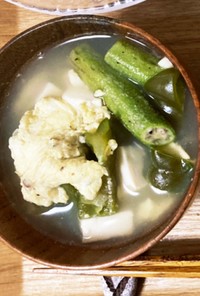 オクラとピーマンの【冷凍】水餃子スープ