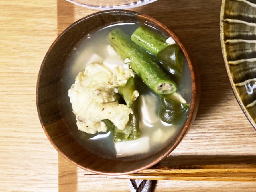 オクラとピーマンの【冷凍】水餃子スープの画像