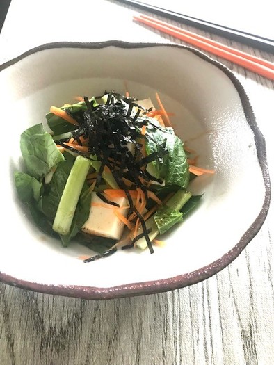 小松菜と豆腐のサラダの写真