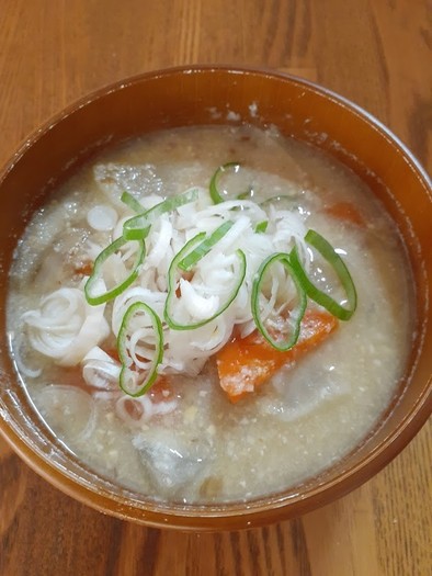 手軽な根菜と豆（おから）のほっこり味噌汁の写真