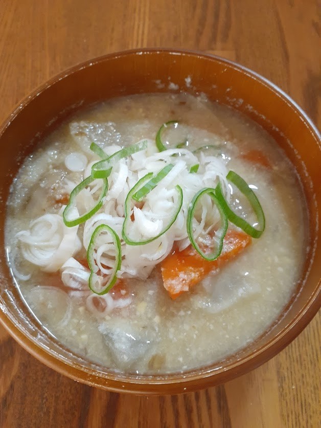手軽な根菜と豆（おから）のほっこり味噌汁の画像