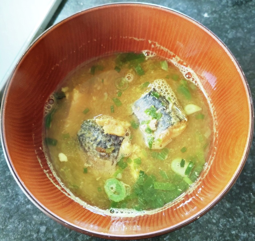 サバ缶でカレー風味ほっこり味噌汁の画像