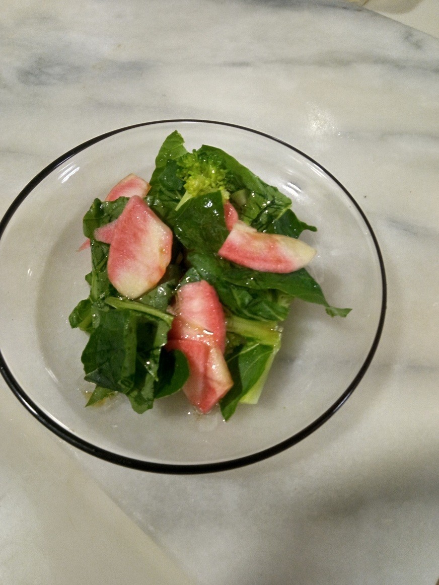 赤いりんごの小松菜サラダの画像
