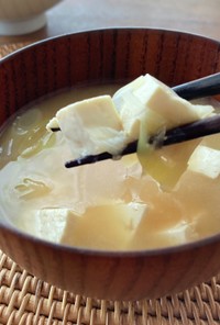 シンプルが美味しい・豆腐とネギの味噌汁♪