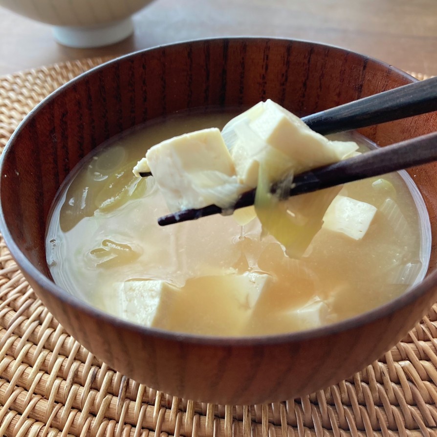 シンプルが美味しい・豆腐とネギの味噌汁♪の画像