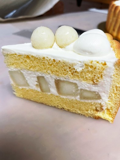 洋梨のショートケーキの写真