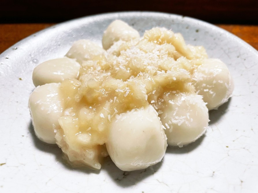 梨餡ソースの白玉ココナッツ団子の画像