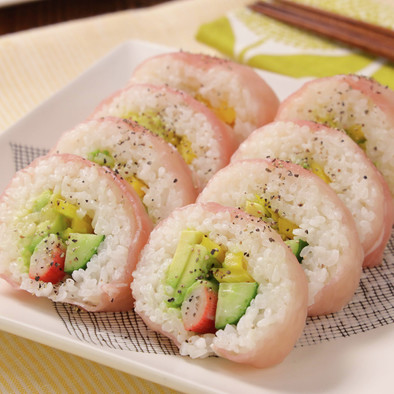 アボカドと彩り野菜の生ハム巻き寿司の写真