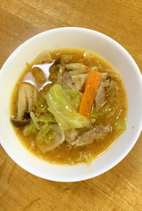 豚肉とキャベツのピリ辛胡麻味噌スープ