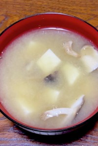 豆腐と椎茸の、ほっこり味噌汁