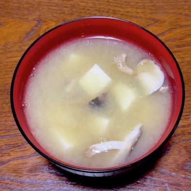 豆腐と椎茸の、ほっこり味噌汁の写真